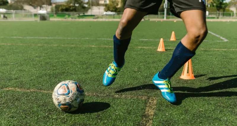  - Quels sont les équipements incontournables pour un club de football ?