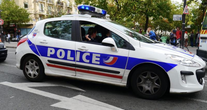  - Un automobiliste nie être le conducteur sur la banquette arrière, mais les policiers perçoivent la supercherie