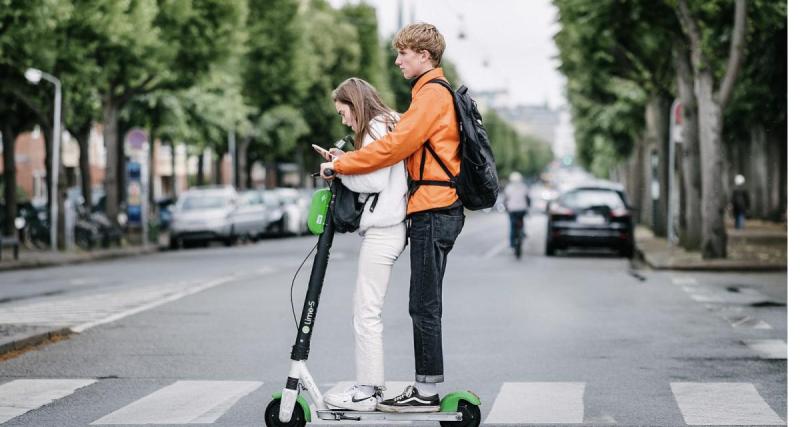  - À trottinette, il renverse une femme et repart avec sa voiture