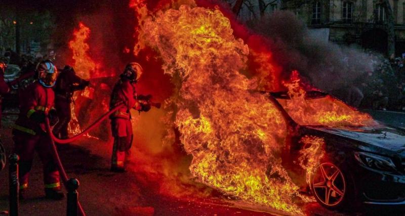  - Près de 1 000 voitures incendiées, dure soirée du Nouvel An pour les automobilistes