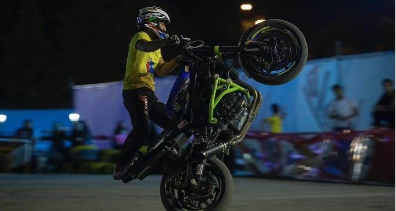  - Il fait le show en rodéo moto, finit par tomber et se fait attraper 