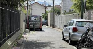 Des voleurs dévalisent une voiture sous le nez de son propriétaire