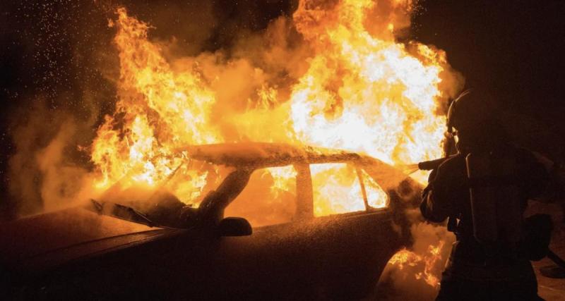  - Après le réveillon, il incendie poubelle et voiture... et prétend tout oublier