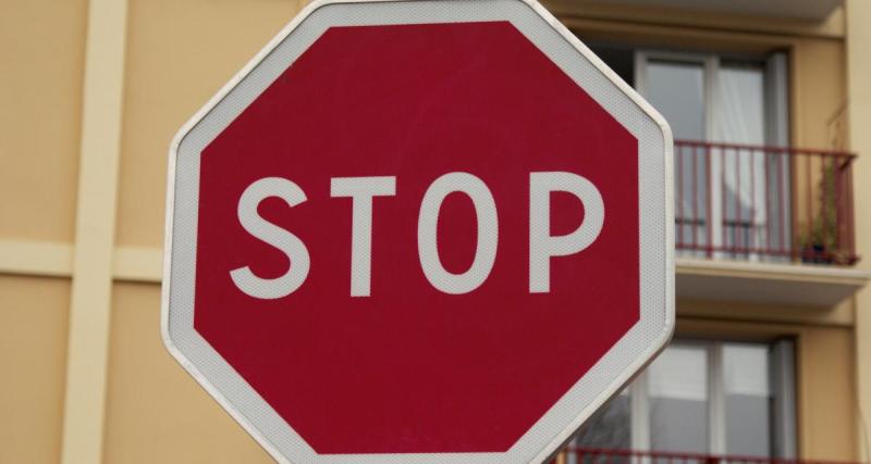  - 14 panneaux stop en 500 mètres, les habitants de cette ville n’en peuvent plus 