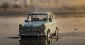 Un dépanneur en caleçon sauve une voiture de l’eau glacée