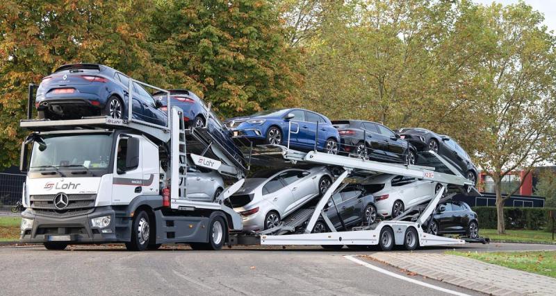  - Une voiture quitte son chargement et atterrit sur le toit d’une autre en plein milieu de la circulation