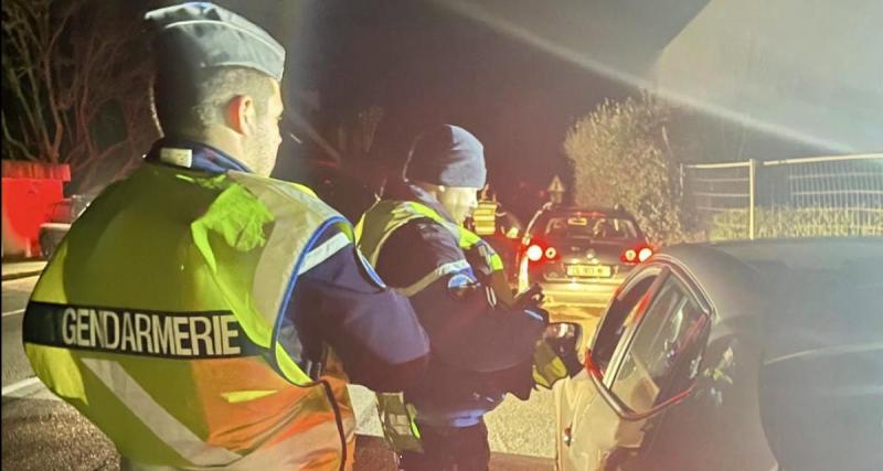  - Il voulait s’aérer en voiture après une crise… il a fini sa course alcoolisé dans le fossé