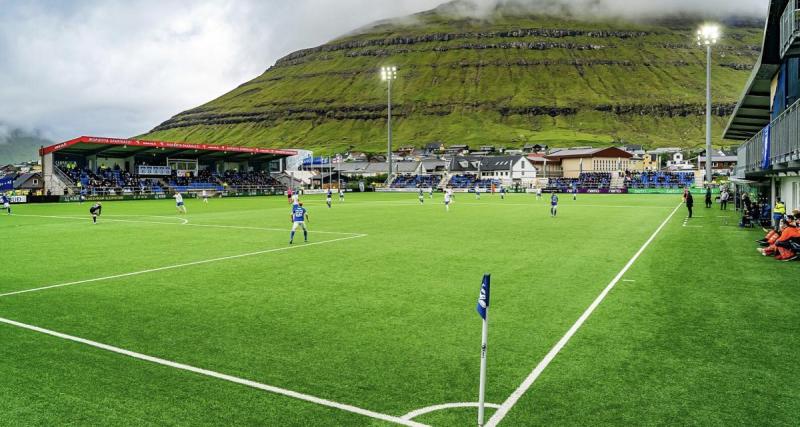  - Une équipe de football s’entraîne aux phares de voiture après une panne 