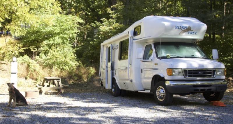  - Partie pour faire un tour d’Europe en bus, une famille se retrouve bloquée sur un parking pendant un mois après avoir dépensé 56 000 €