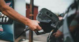 Une station essence s’embrase et engloutit une voiture proche d’un supermarché : un homme s’en sort de justesse