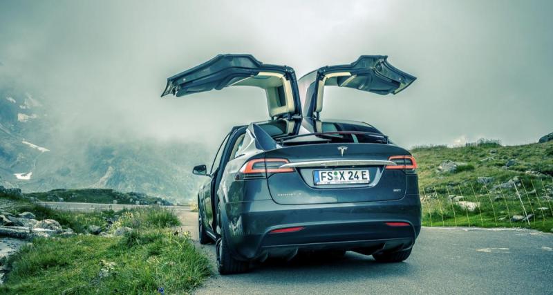  - Le tableau de bord de sa Tesla tombe en panne : le rêve high-tech vire au cauchemar