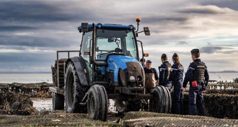  - Sa voiture est percutée par un tracteur, il reçoit une amende pour mauvais stationnement