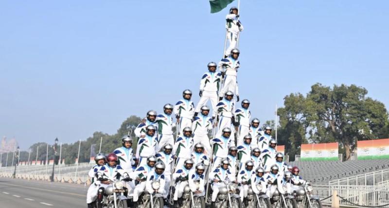  - La plus haute pyramide humaine à moto, un record de plus de 6 mètres de haut