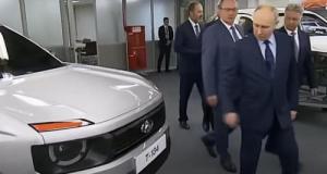 La Russie développe bel et bien un nouveau Lada Niva comme le prouve cette maquette présentée à Vladimir Poutine