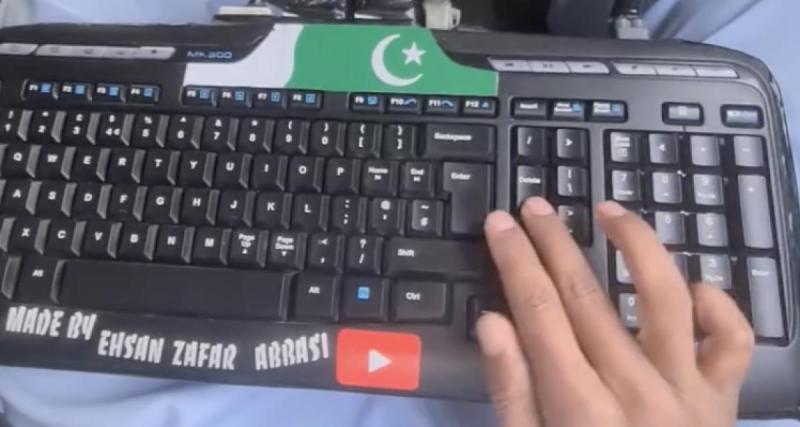  - Il pilote une voiture avec un clavier d’ordinateur