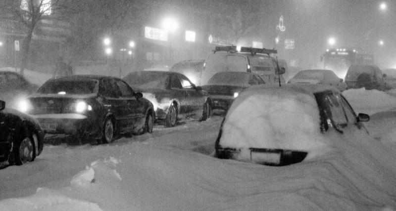  - Avec un pare-brise dans cet état à cause des gelés, il finit arrêté par les gendarmes et ne comprend pas…