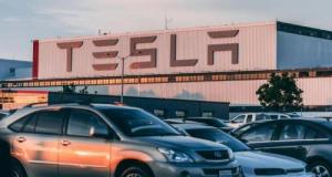 Elon Musk invité au sommet de l'IA à Paris : le siège social de Tesla France attaqué