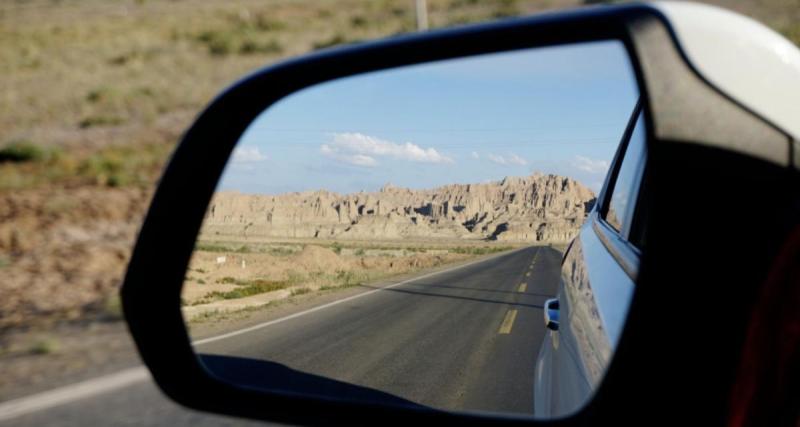  - Les policiers refusent de prendre sa plainte, un homme ivre vole le rétroviseur de leur voiture
