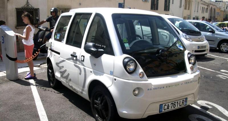  - Le câble d’une voiture hybride prend feu pendant la recharge et enflamme plusieurs garages