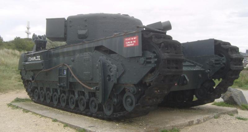  - Une conductrice alcoolisée percute un tank de la Seconde Guerre mondiale 