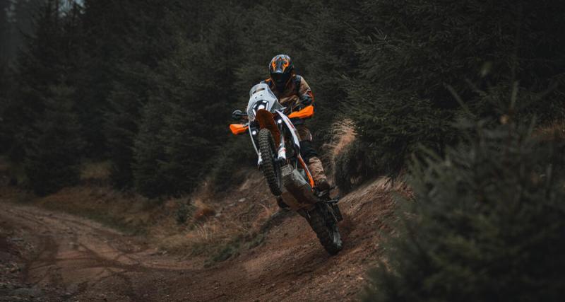  - KTM 390 Adventure R et X 2025, les trails poids-plumes enfin mûrs ?