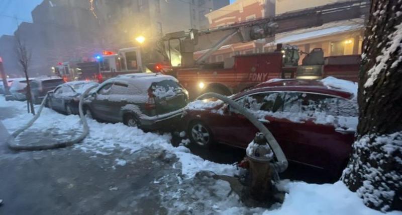  - A New York, les pompiers gênés par des voitures garées devant une bouche à incendie