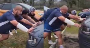 Sa camionnette est coincée dans la boue, les rugbymen de Vannes l'aident à se dégager