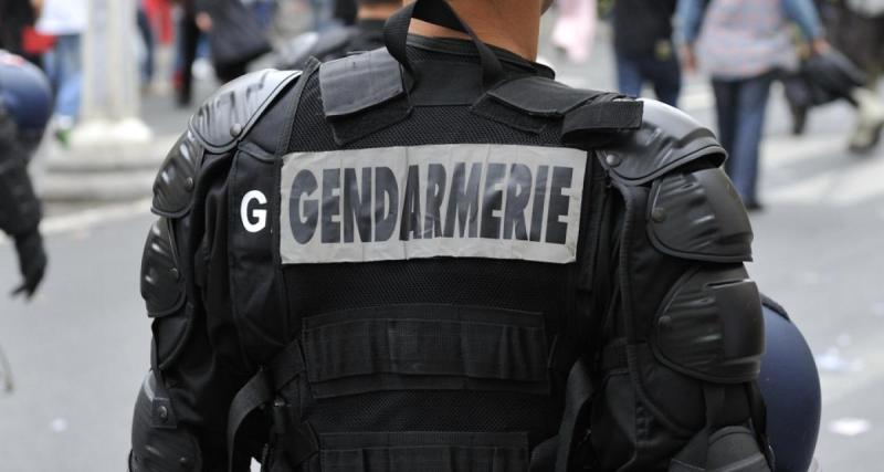  - Les gendarmes mettent une amende sur une voiture accidentée et abandonnée au milieu de la chaussée