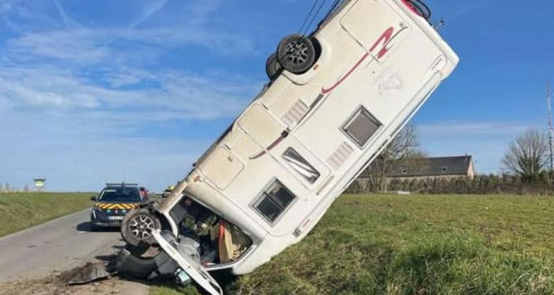  - En Bretagne, un camping-car se retrouve sur le flanc... la tête dans le sol