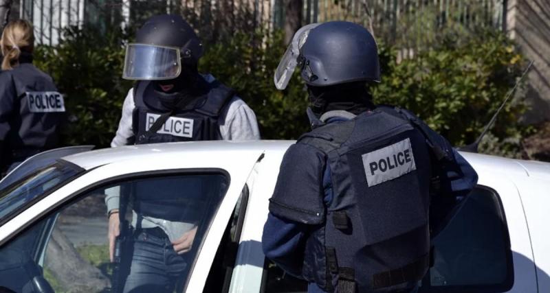  - Il vole une voiture, prend un carrefour à contresens et finit sa course en faisant un accident