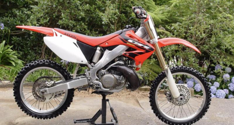  - Il se fait voler sa moto mais immobilise les voleurs avec son arme