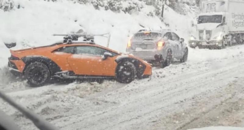  - Une Lamborghini Huracan Sterrato coincée dans la neige
