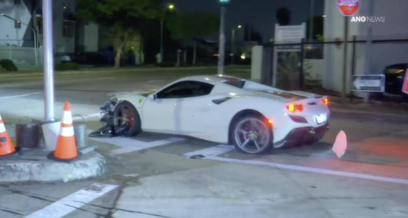  - Il roule avec une Ferrari pulvérisée sur l’autoroute sous ordre de la police