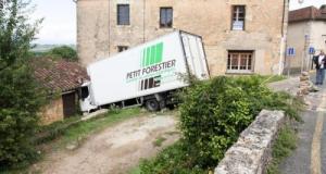 Un camion percute quatre voitures et termine sa course… dans une chambre