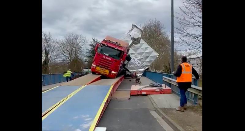  - Scène spectaculaire, ce convoi exceptionnel de 165 tonnes se renverse sur un pont