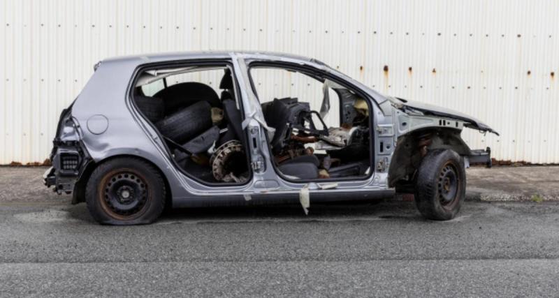  - Sa voiture désossée pendant la nuit, il ne reste que la moitié de sa Peugeot