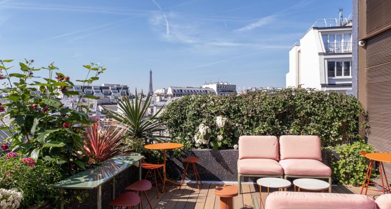 Trois Terrasses cachées à Paris pour une pause enchantée - Le Rooftop du Pley Hotel : Paris à perte de vue