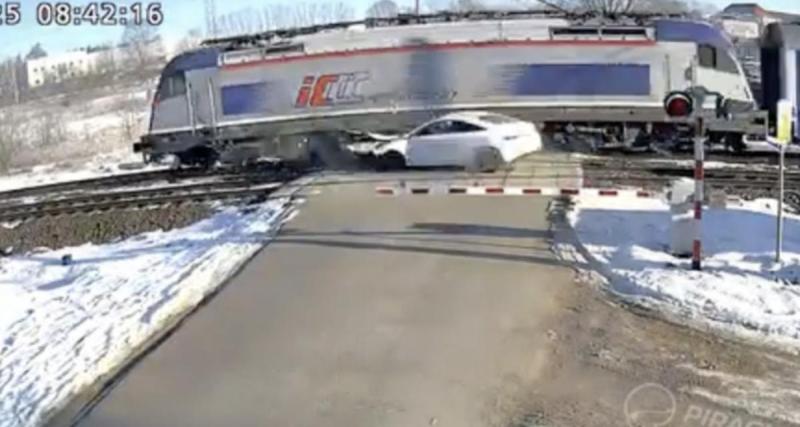  - Un automobiliste roule avec un pare-brise gelé et finit sa course dans un train !