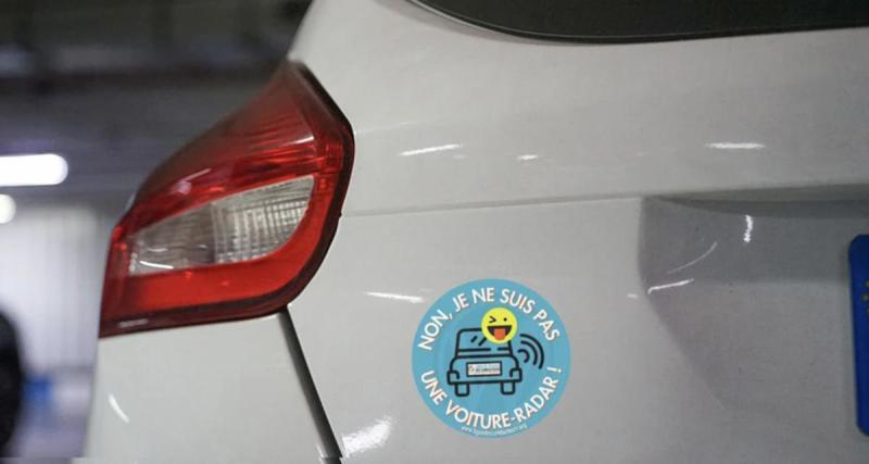  - Un autocollant envahit les pare-brises, une « moquerie » envers les voitures-radars