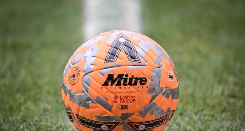  - Football : la sortie terrifiante d'un gardien en FA Cup sur un international français, le joueur sort sur civière