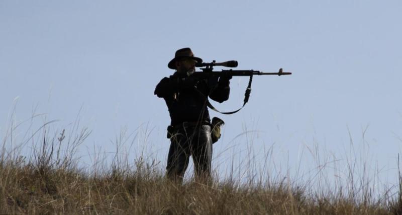  - Des chasseurs foncent sur des animaux en voiture pour se procurer des sensations fortes…