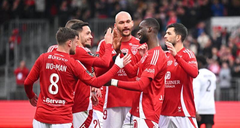  - Brest : la belle communion avec les supporters après la victoire contre Angers