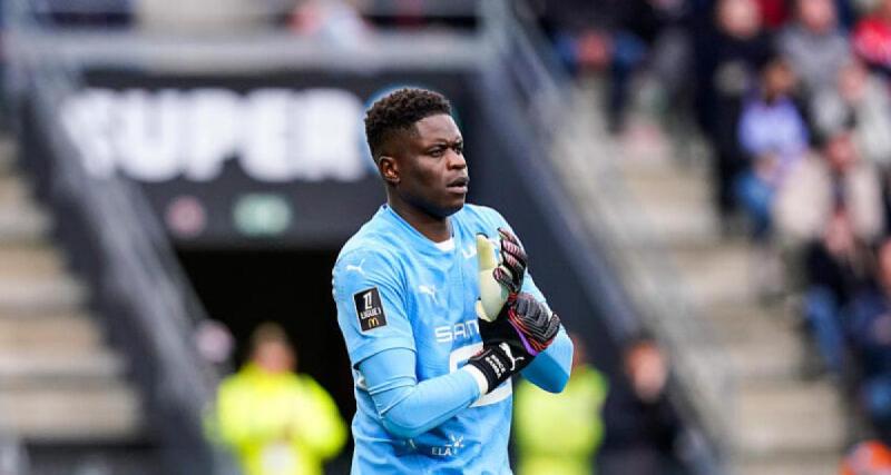  - Rennes - PSG : la colère de Samba contre l'arbitre après une main volontaire de Barcola