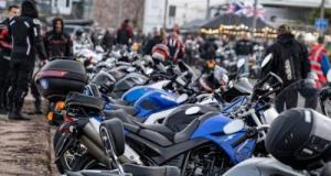 Ces motards manifestent face aux gens du voyage occupant leur piste