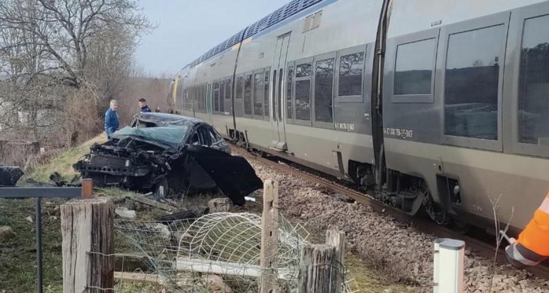  - Un TER percute une voiture et la traîne sur plus de 500 mètres