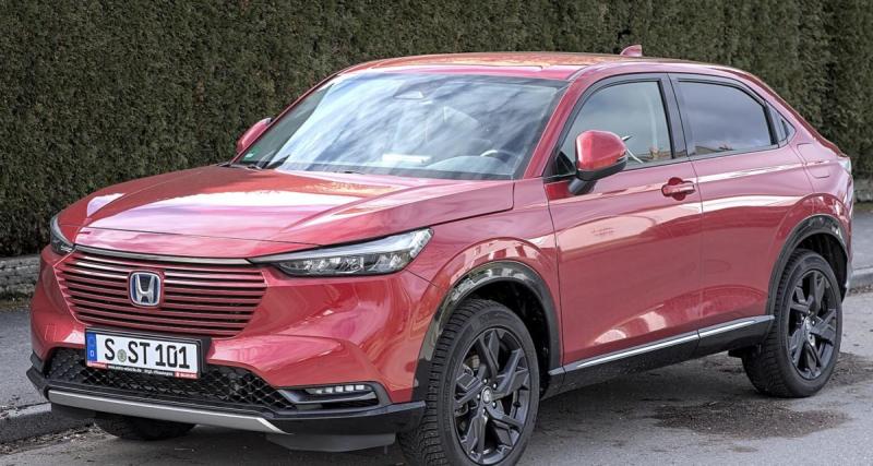  - Une piétonne frôle la mort, sauvée in extremis par une voiture mal stationnée