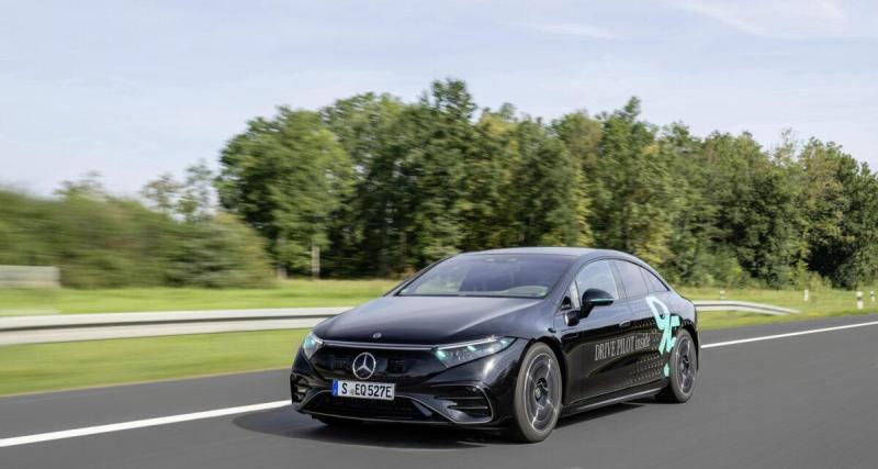  - Mercedes : voici pourquoi la marque allemande développe des voitures avec des feux turquoises