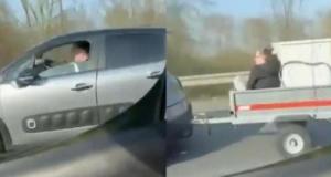 Une femme transportée dans la remorque d’une voiture à toute vitesse sur l’autoroute (vidéo)