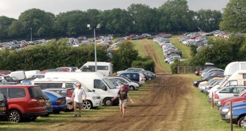  - Il vole une voiture sur un parking et utilise la carte bancaire de la victime