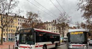 ZFE Lyon : les vignettes Crit'Air 4 mystérieusement enlevées de ces bus